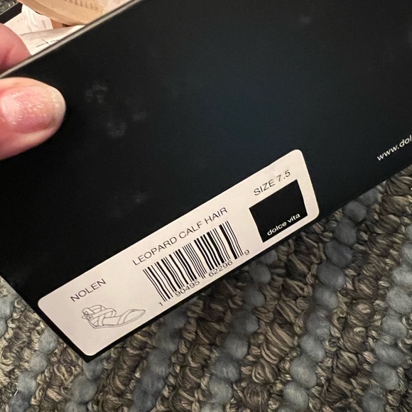 New in box Nolan dolce vita leopard calf hide hair sandals 7.5 - Picture 3 of 3